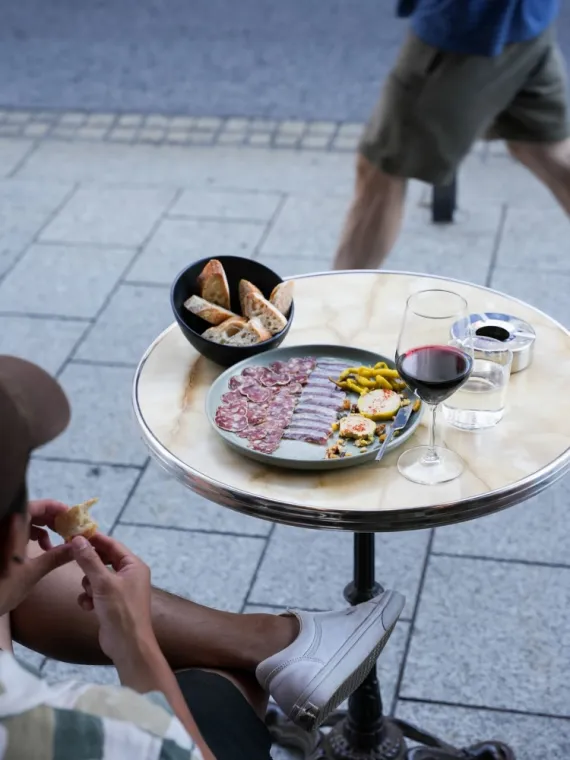 Manger une assiette de jambon tavernier dans un bar à vin à Biarritz, Biarritz, SOTOA