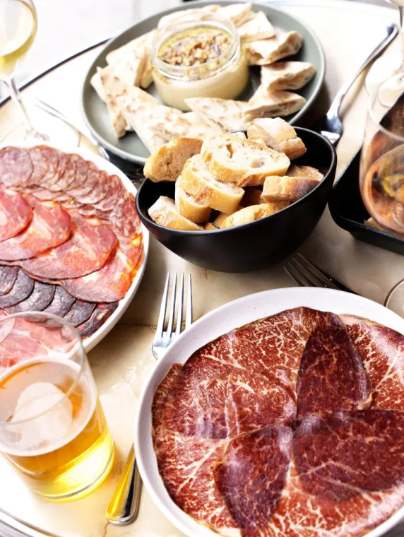 Déguster des tapas de produits locaux entre amis en terrasse à Biarritz, Biarritz, SOTOA