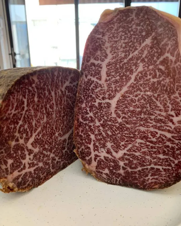 Manger de la Cecina Wagyu espagnole et japonaise dans un bar à tapas à Biarritz, Biarritz, SOTOA