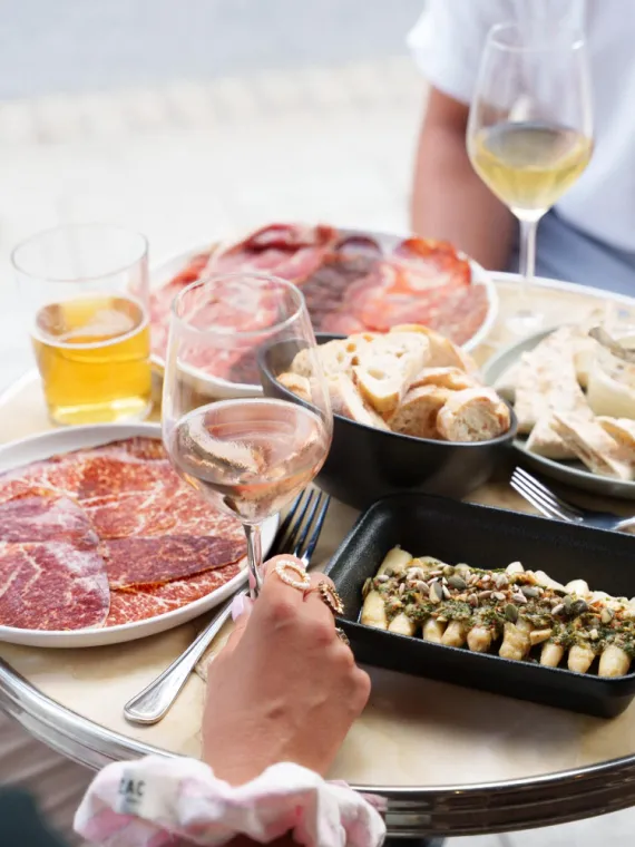 Déguster des tapas en terrasse entre amis à Anglet, Biarritz, SOTOA