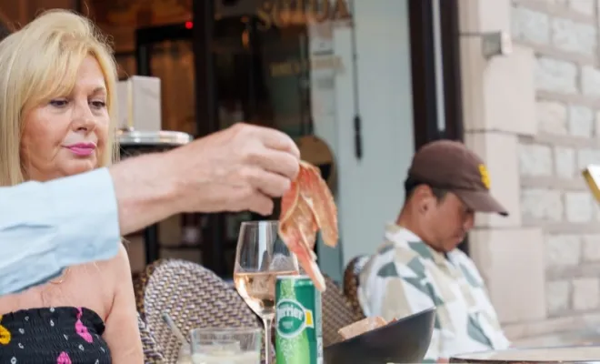 Manger une assiette de jambon tavernier dans un bar à vin à Biarritz, Biarritz, SOTOA