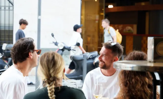 Déguster des tapas de produits locaux entre amis en terrasse à Biarritz, Biarritz, SOTOA