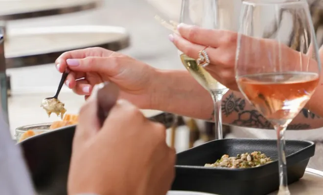 Déguster des tapas de produits locaux entre amis en terrasse à Biarritz, Biarritz, SOTOA