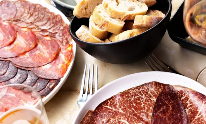 Déguster des tapas de produits locaux entre amis en terrasse à Biarritz, Biarritz, SOTOA