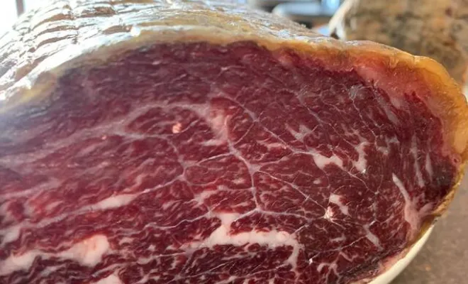 Manger de la Cecina Wagyu espagnole et japonaise dans un bar à tapas à Biarritz, Biarritz, SOTOA